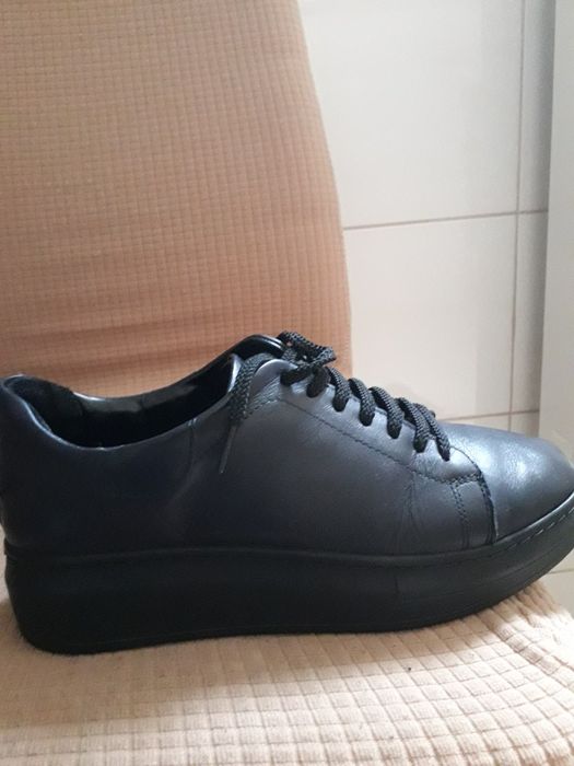 Vand pantofi sneakers din piele naturala marimea 38