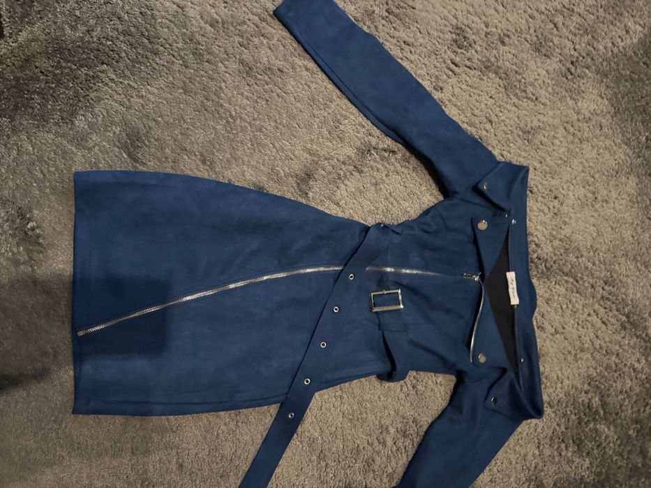 Красива рокля в тъмно синьо