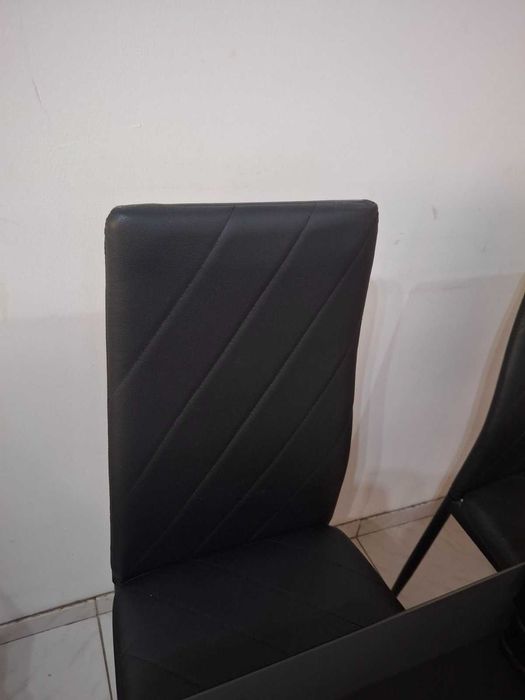 Продавам много запазени  стъклена маса И 4 кожени стола