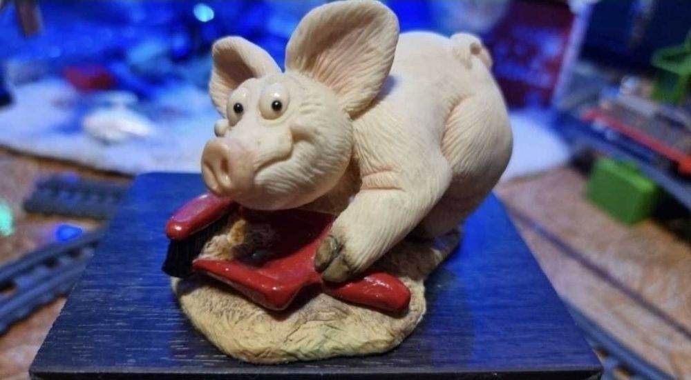 Statueta Piggin Housework by David Corbridge