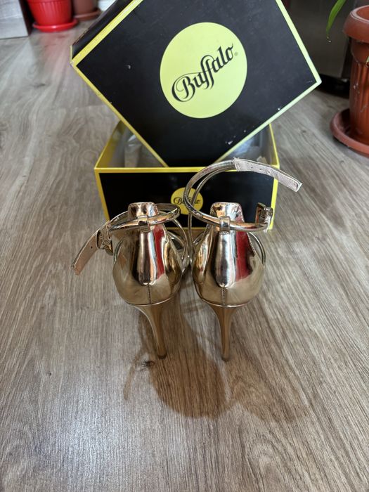 Елегантни сандали Buffalo