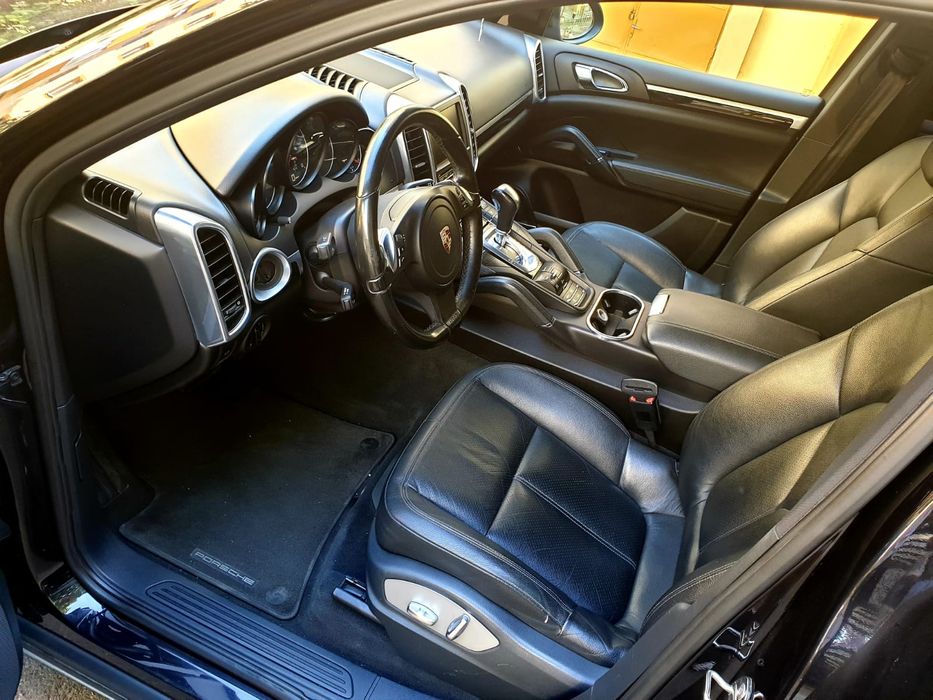 Vând Porsche Cayenne 3.0diesel,jante Turbo GTS

- Jante R20 Turbo GTS