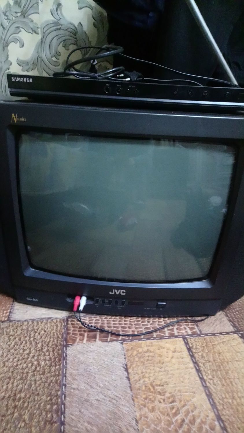 Телевизор и DVD плеер