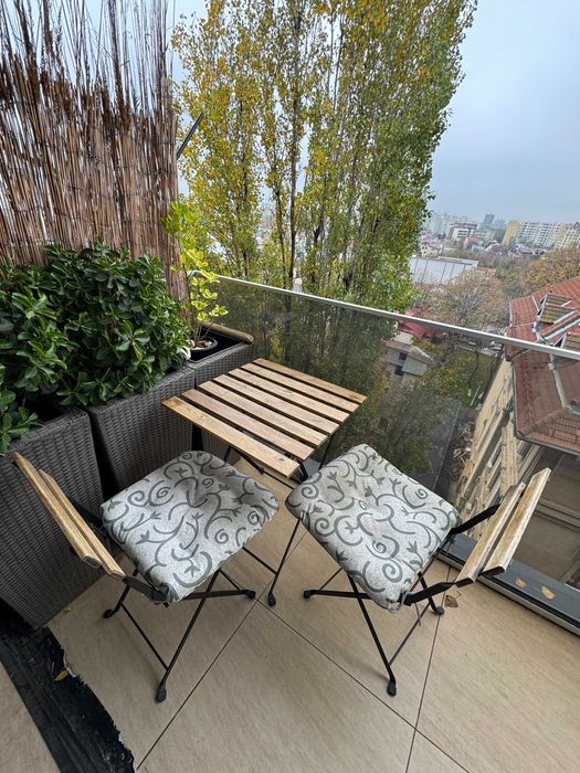 Set masa Ikea cu 2 scaune si perne (model Tarno)