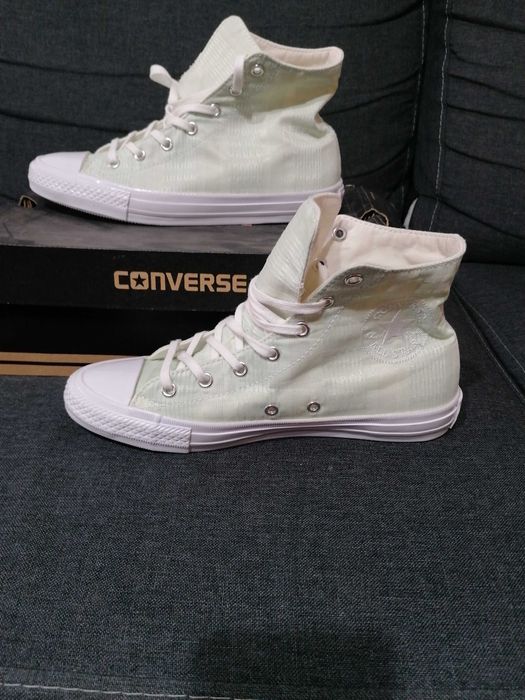 Оригинални чисто нови кецове Converse