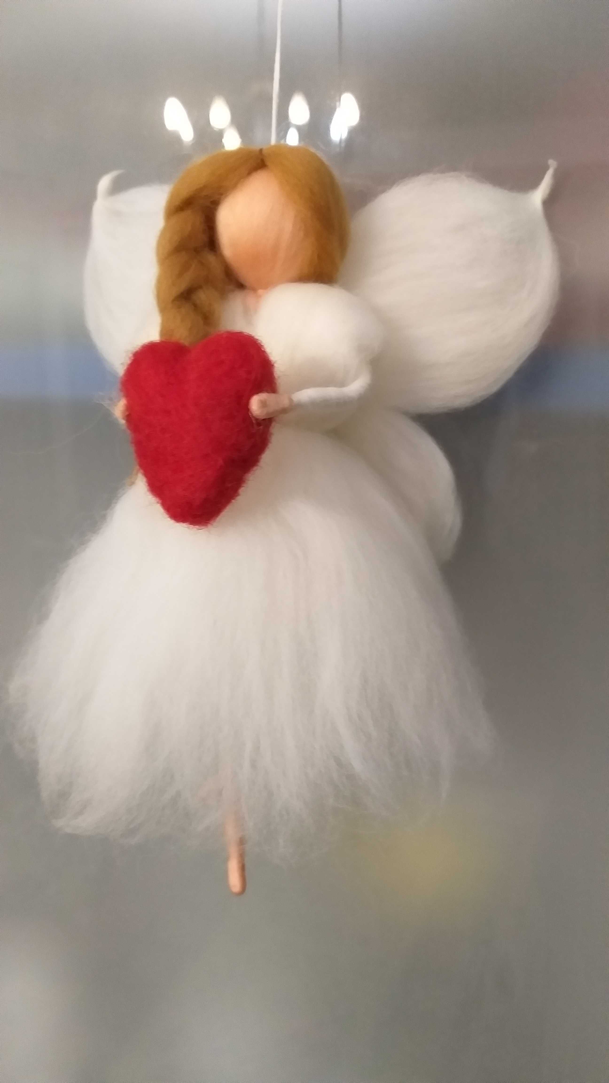 Zânuța cu inimioara-Figurină din lână inspirată din pedagogia Waldorf.