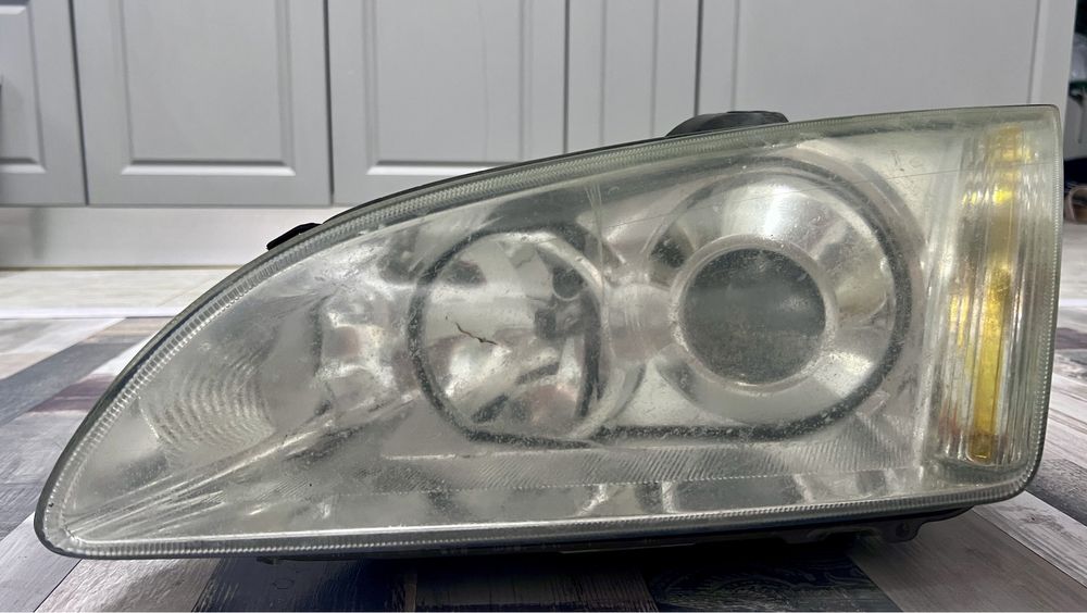 Far lupa xenon ford focus mk2 stanga