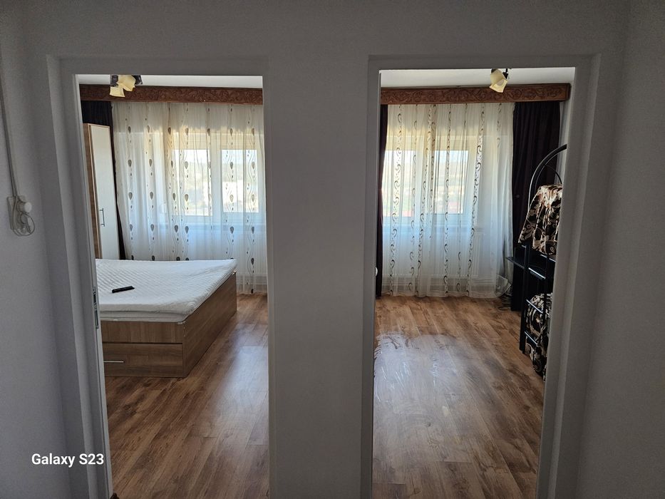 Închiriez apartament 3 camere cu Centrală Pe Gaz proprie