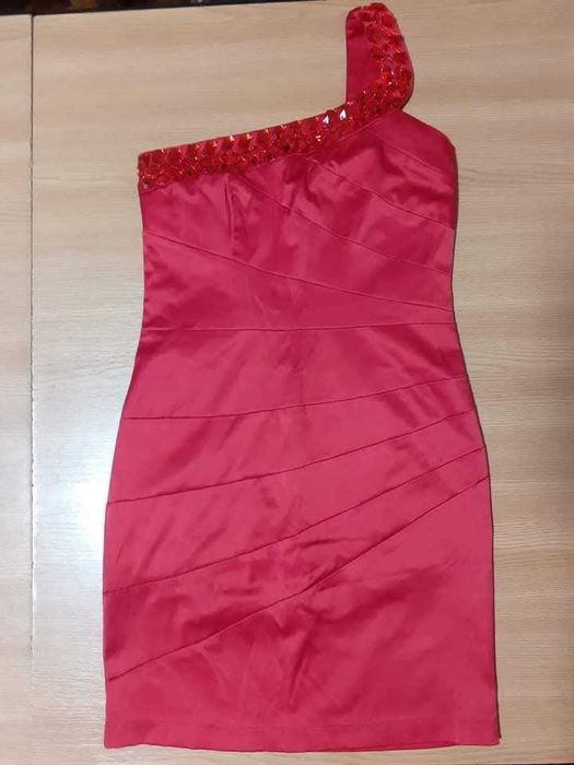 Rochie culoarea roșu marimea S-M lungime medie