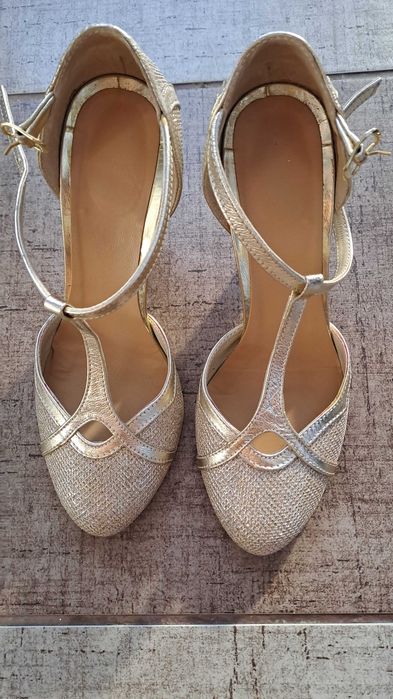 Vand pantofi eleganti pentru femei