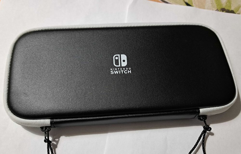 Nintendo калъф (оригинален) и кутия за по 12 игри&мемори карти.