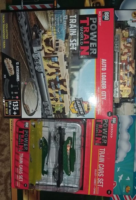 Железная дорога военный поезд,новая в упаковке,свет поезда.