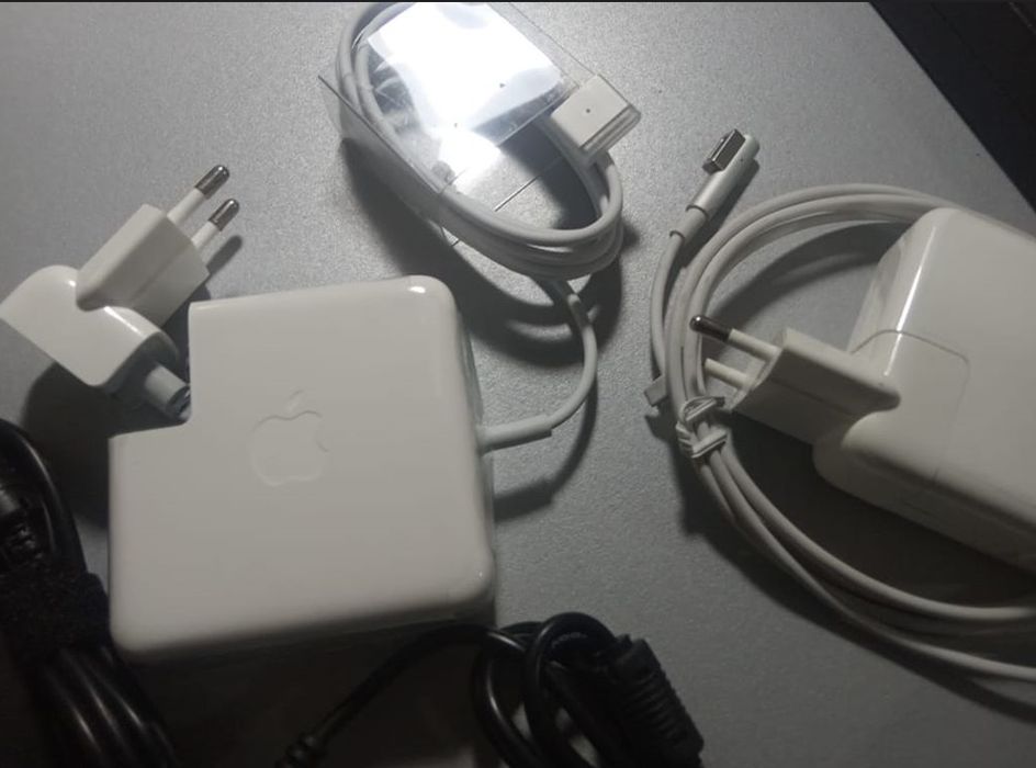 на MacBook - зарядник, блок питания, зарядка