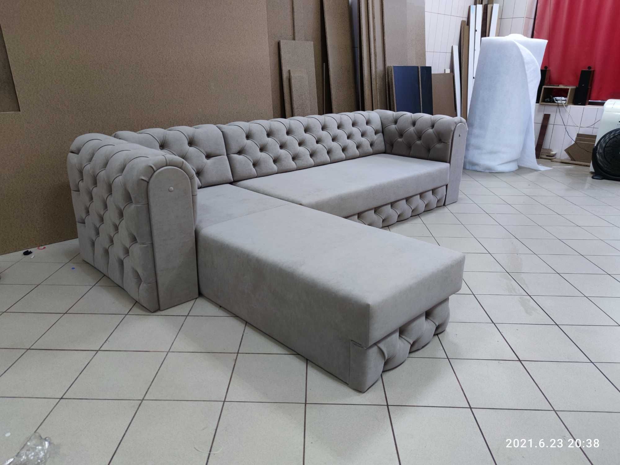 Canapea tapitat model Chesterfield