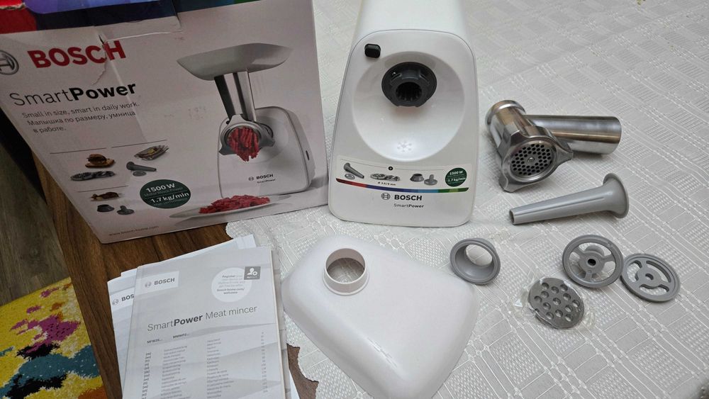 Masina de tocat carne Bosch, 2 site:3.8/8 mm, Accesoriu carnati, Alb