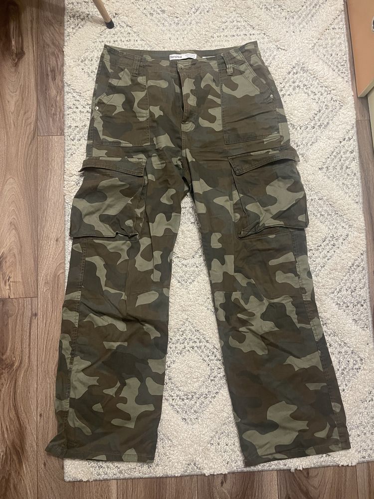 Pantaloni cargo bershka