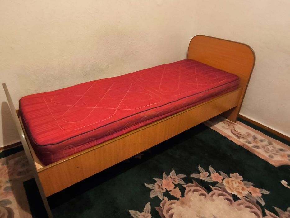 кровать и столик журнальный