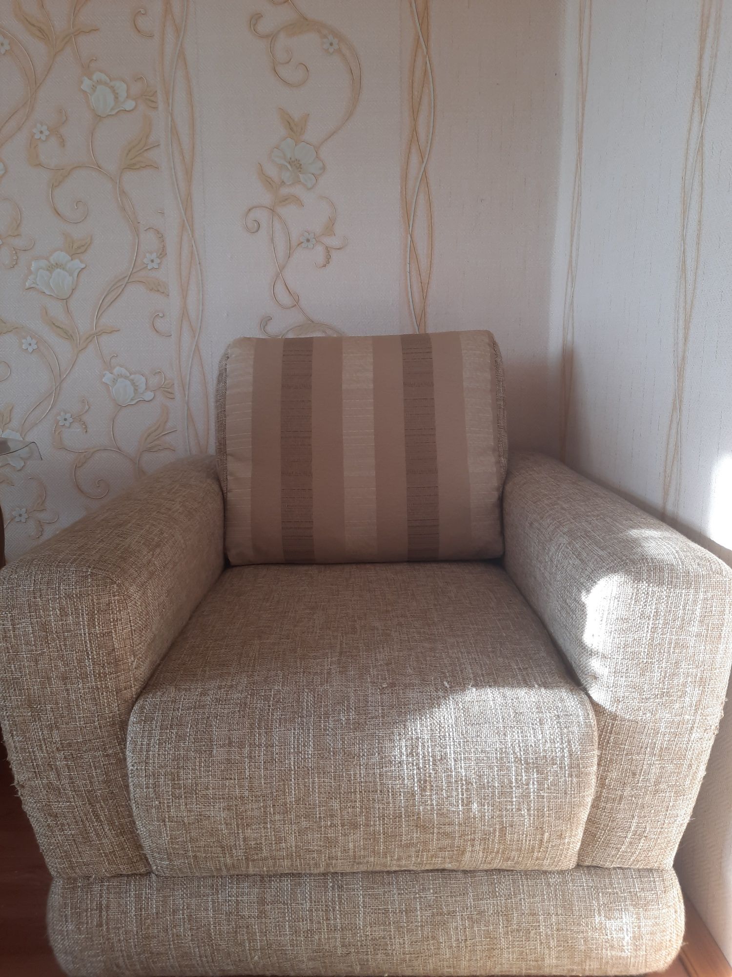 Мягкая мебель ( угловой диван и кресло)