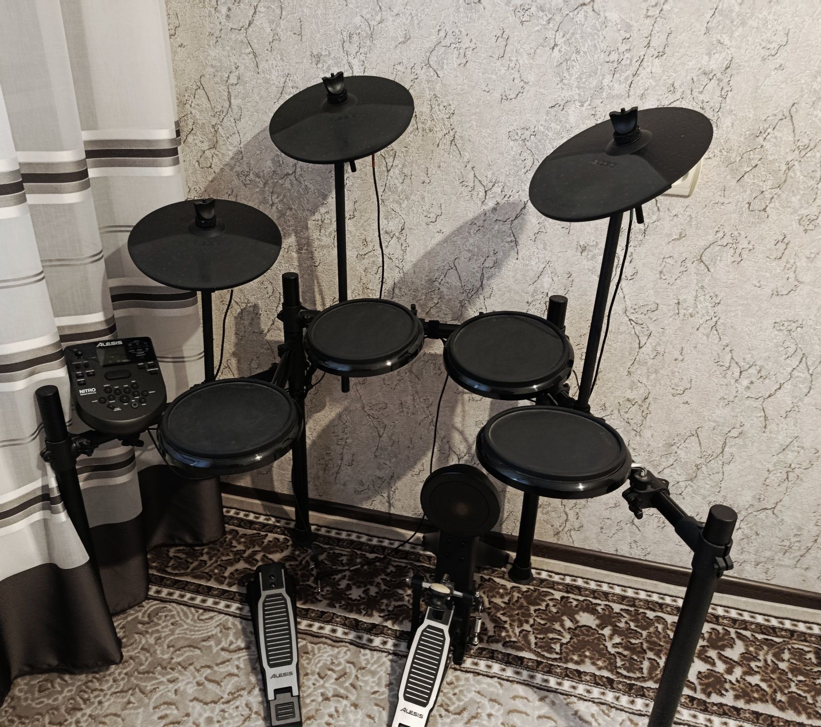 Продаются электронные барабаны Alesis Nitro Kit