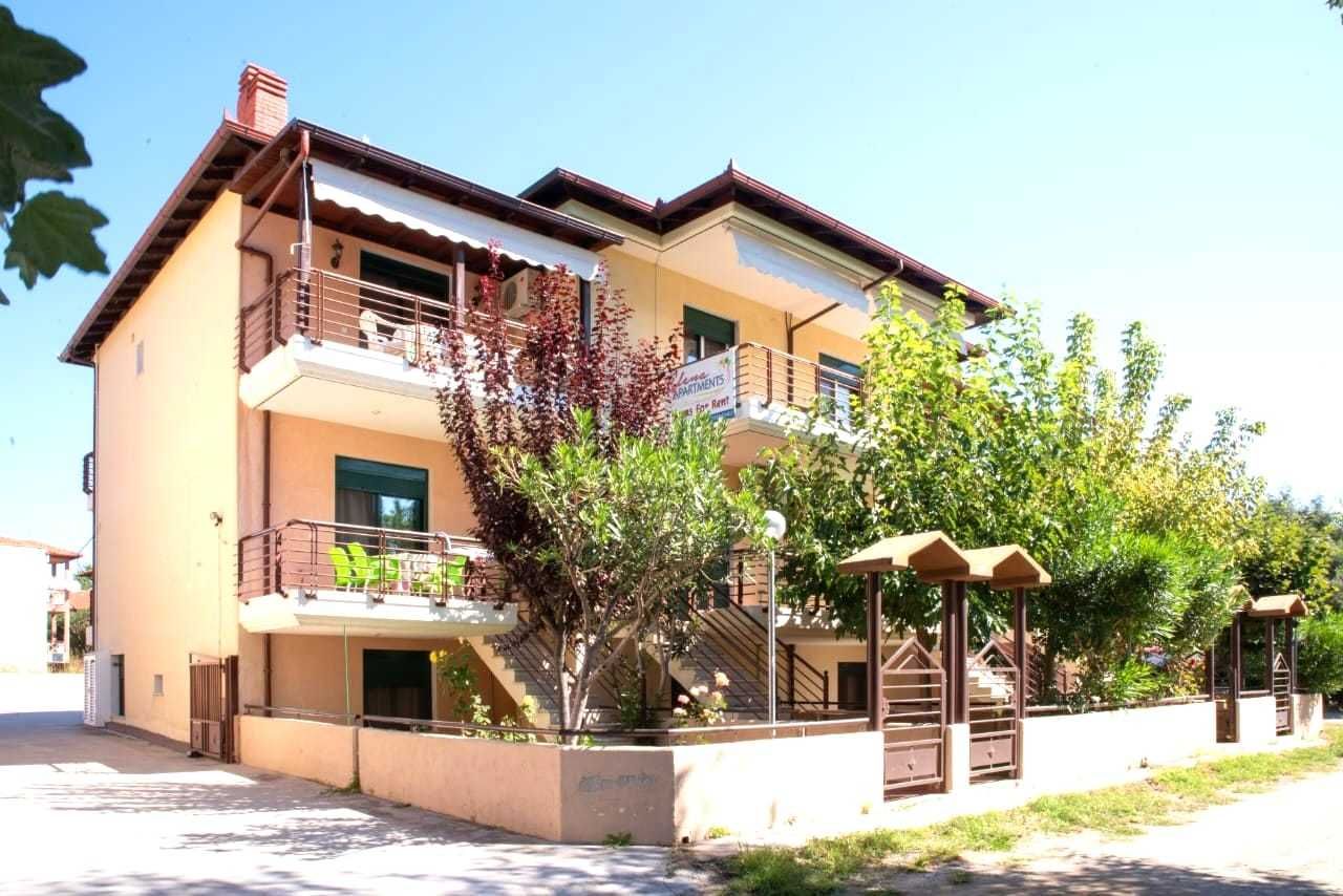 Продава къща - мезонет 90 м2 и двор 120 м2 в Аспровалта, Гърция