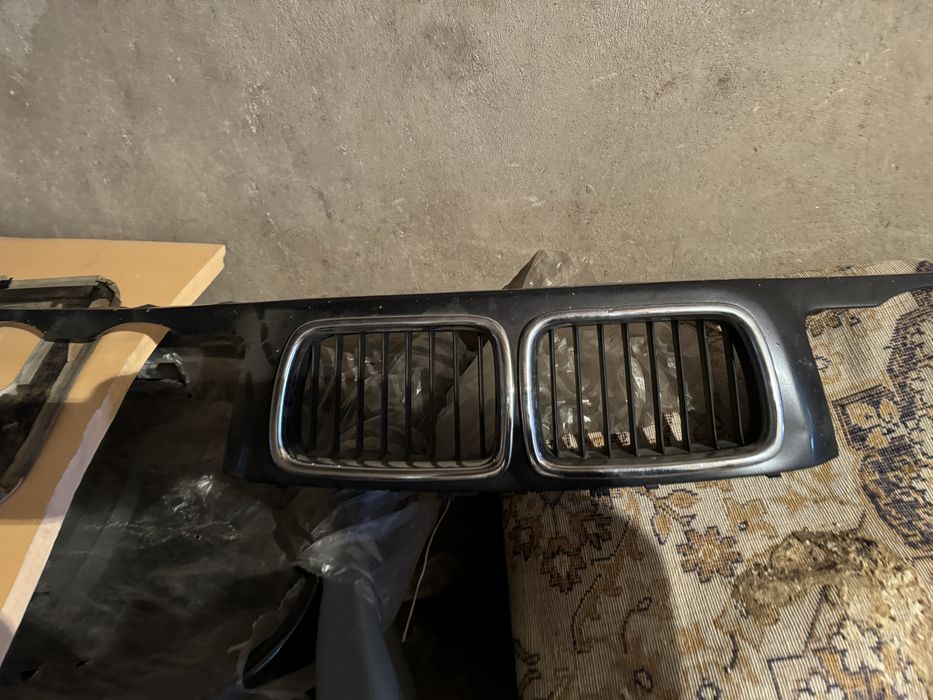 Продам на bmw Е 34 525передню решетку