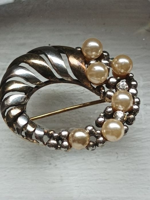 Сребърна брошка с перлички и бели кристали