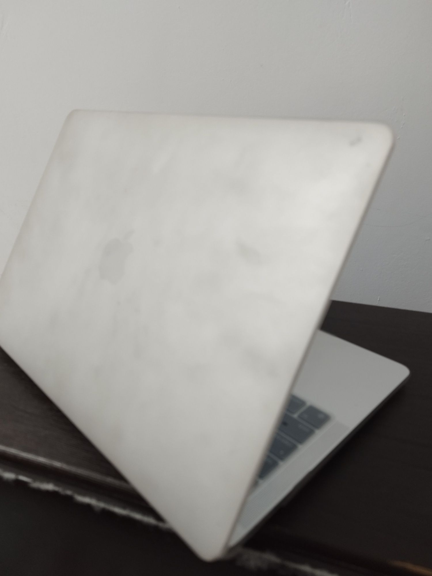 Macbook air m1 8gb.