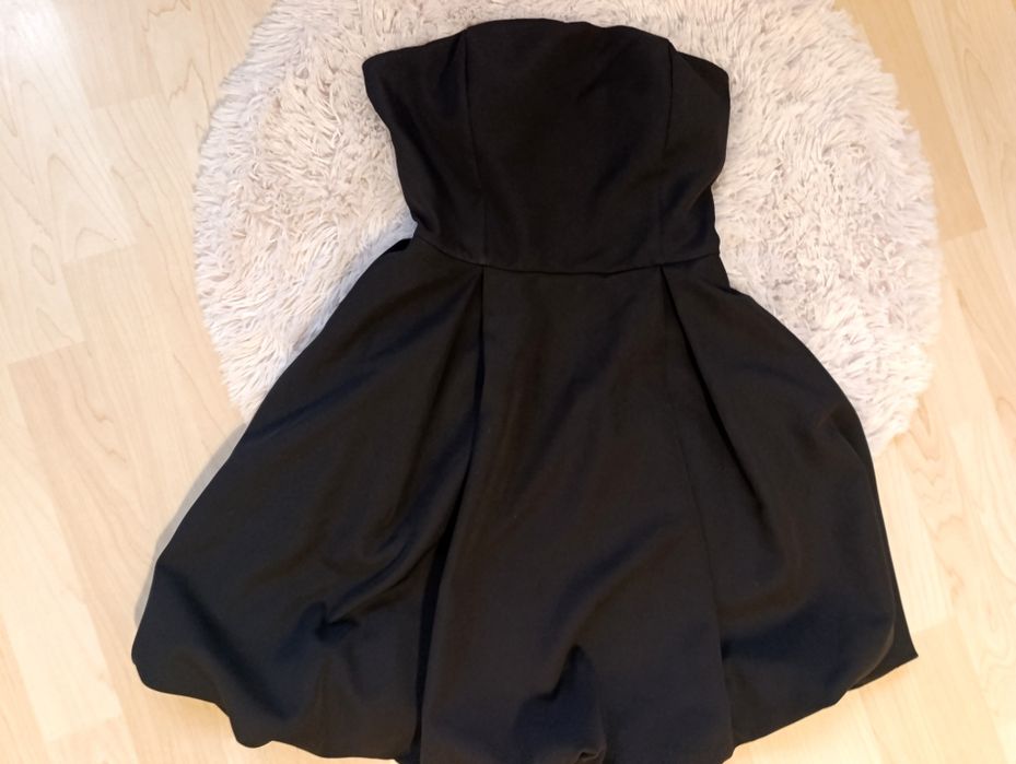 Малка черна рокля