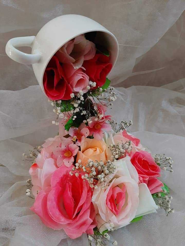 Кутия с ароматни сапунени рози,чаши с фигури от глина и др...