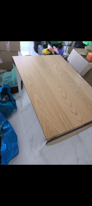 Masă cu patru scaune plus scaun de birou