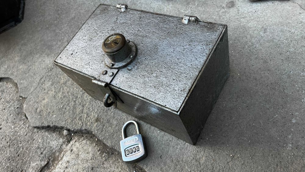 cutie veche de valori seif din fier greu, pt bani si bijuterii