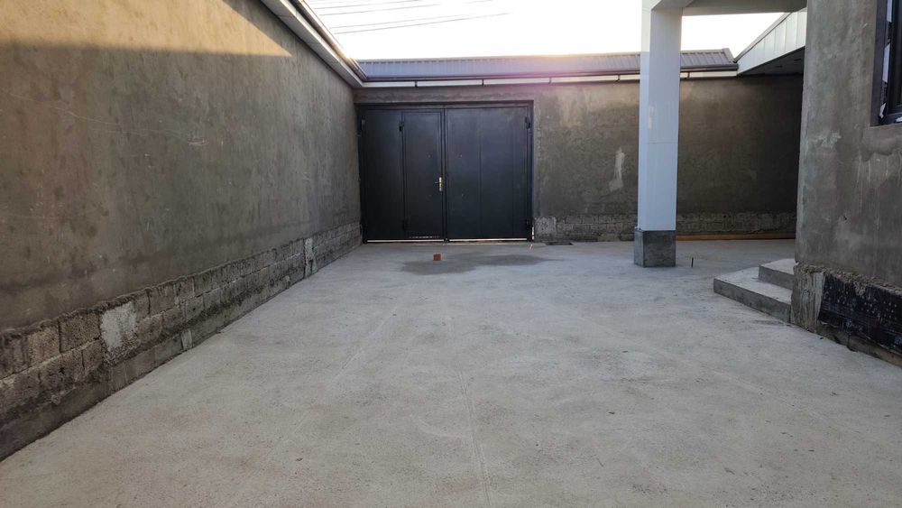 Уй сотилади 2 сотик 185 кв.м + монсарда