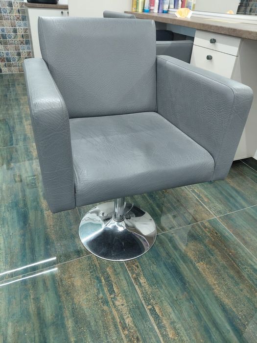 Vând scaune frizerie