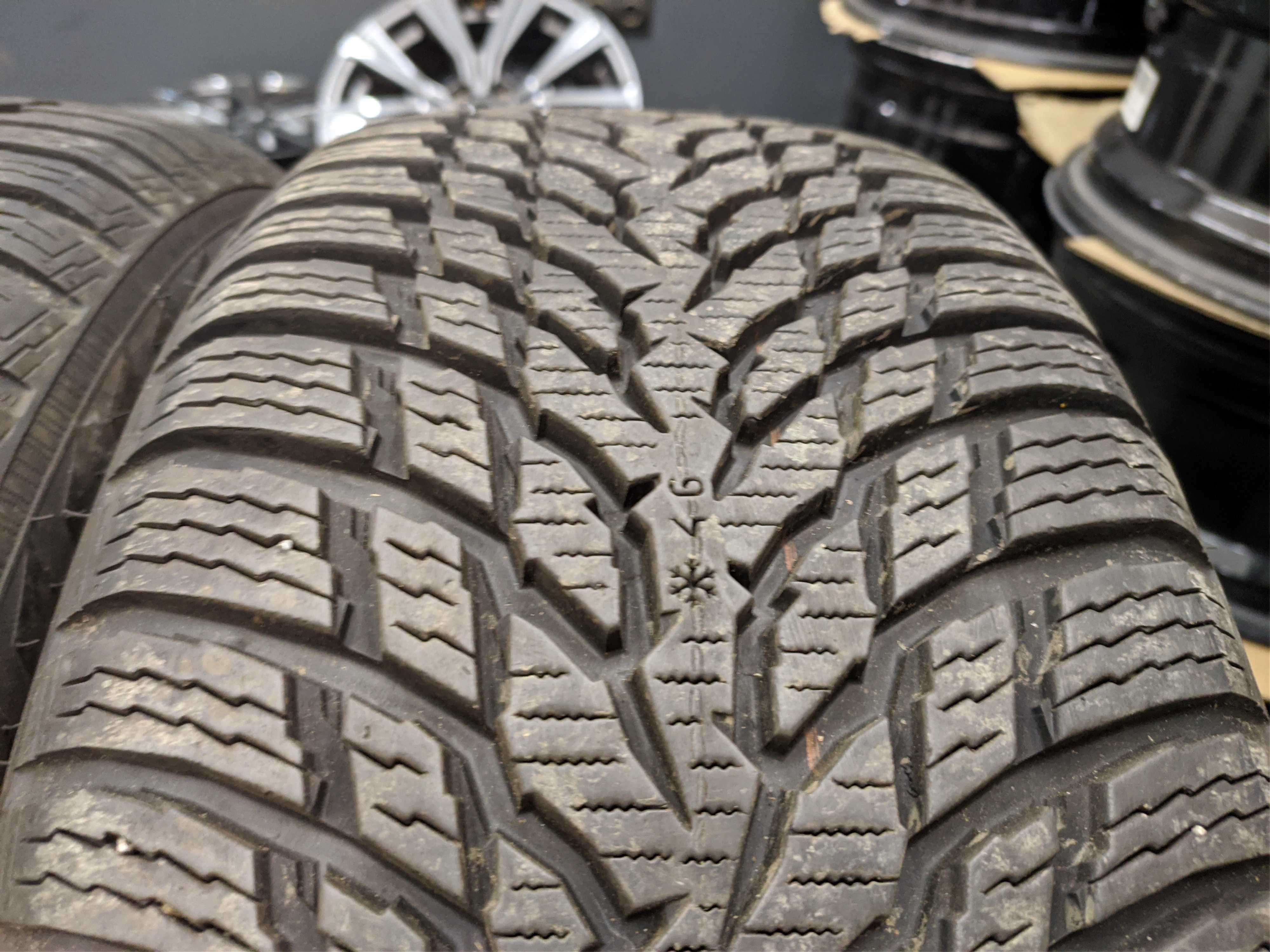 4бр Зимни гуми 215 55 17 - Nokian