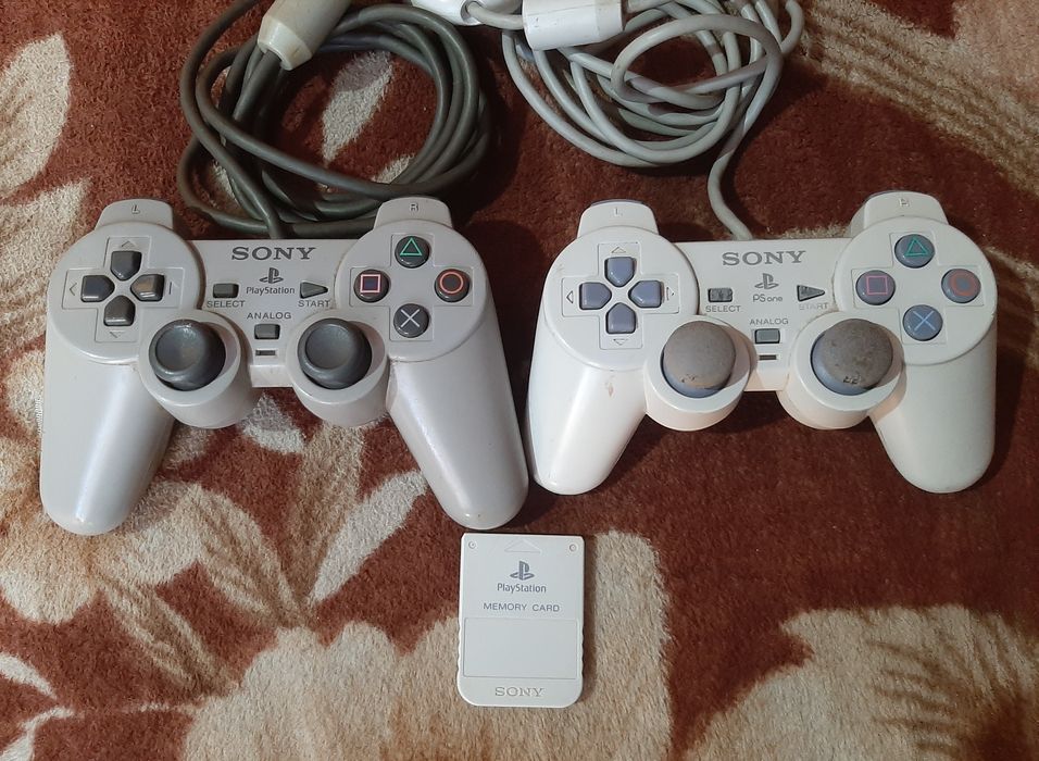 Vând 2 manetă originală PlayStation 1 și card de memorie de ps1