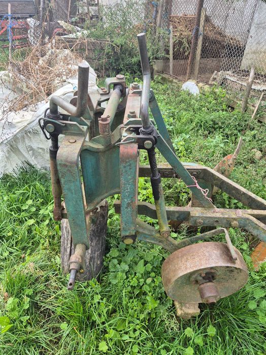 Vând plug în stare bună de funcționare