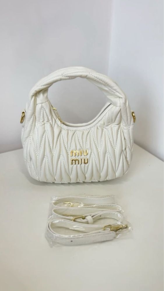 Белая сумка miu miu