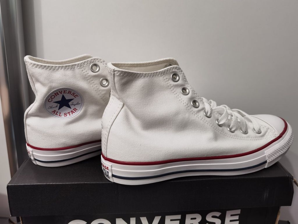 White conve-traine converse