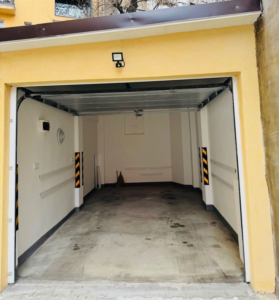 Продава се Гараж / Паркомясто в София, Център - 38 кв.м за 6 €/кв.м - Снимка #1