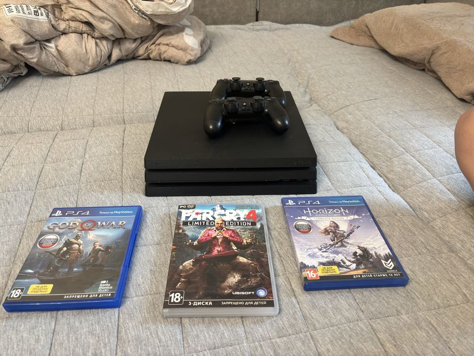 Playstation 4 pro + 2 dualshock 4 + 3 игры