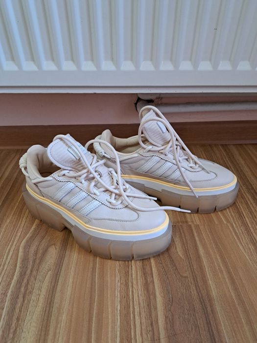 Încălțăminte adidas