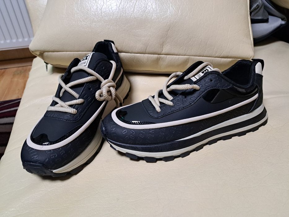 Плодавам чисто нови спортно елегантни обуфки 43 номер .