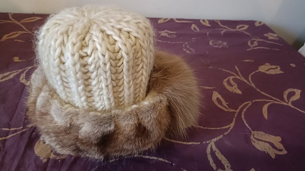 Căciulă de damă tricotată cu blană
