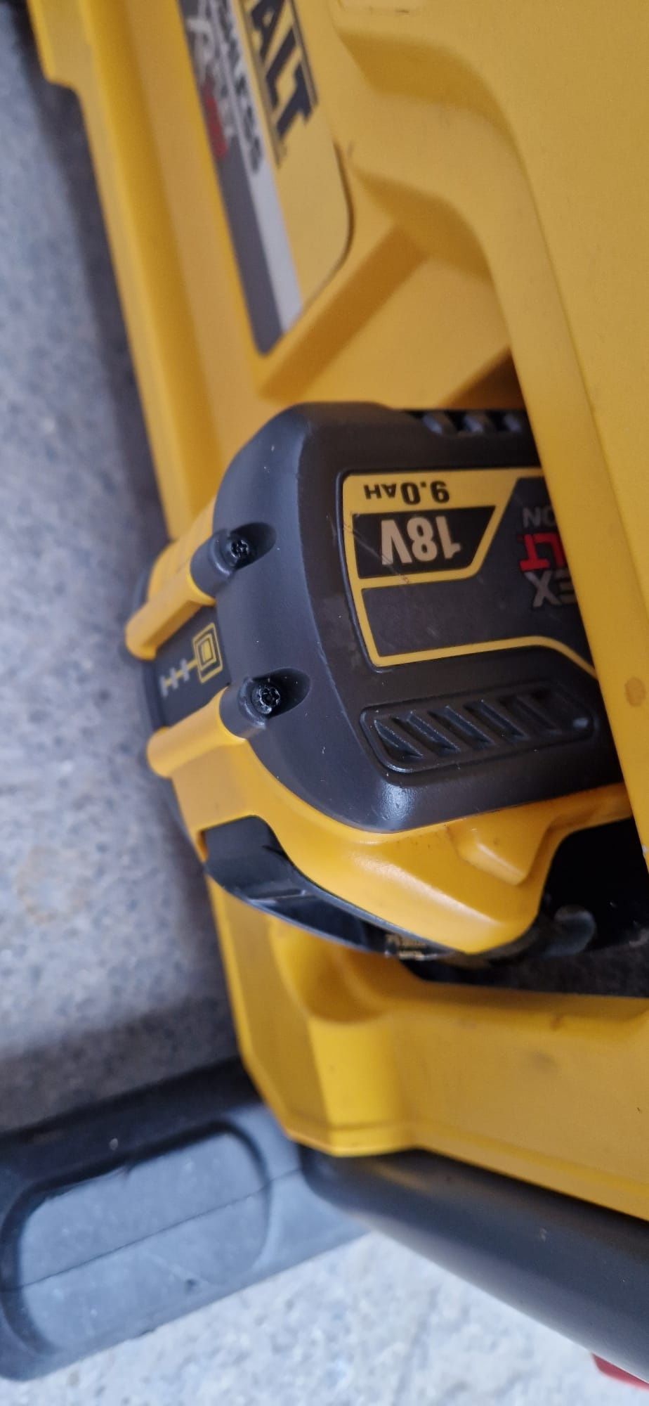 Dewalt circular pe acumulatori