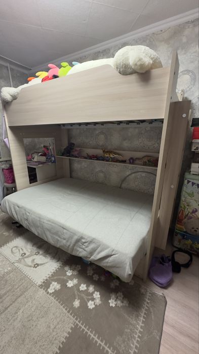 Продаю двухъярусный диван-кровать