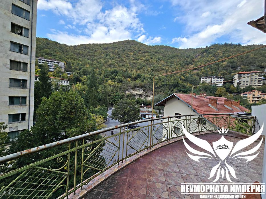 Продавам триетажен хотел с РЗП 870кв и парцел 830кв. в Нареченски Бани