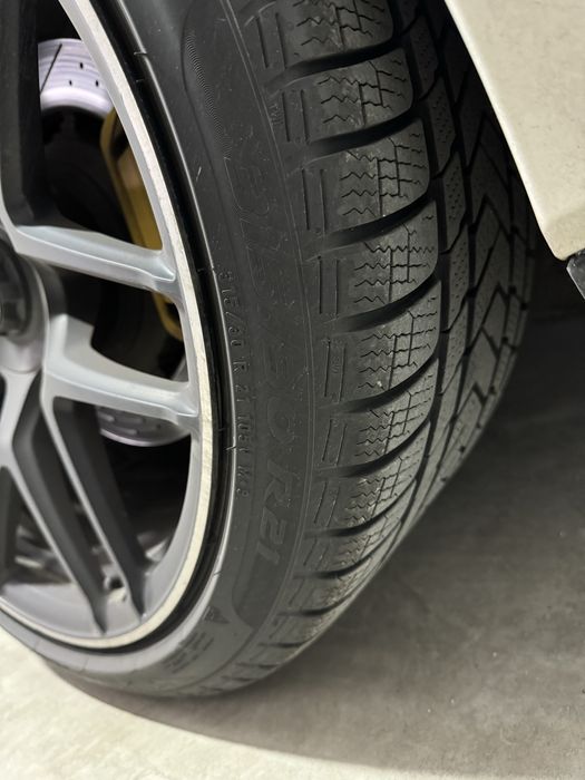 Pirelli SottoZero 275/35/21. 315/30/21