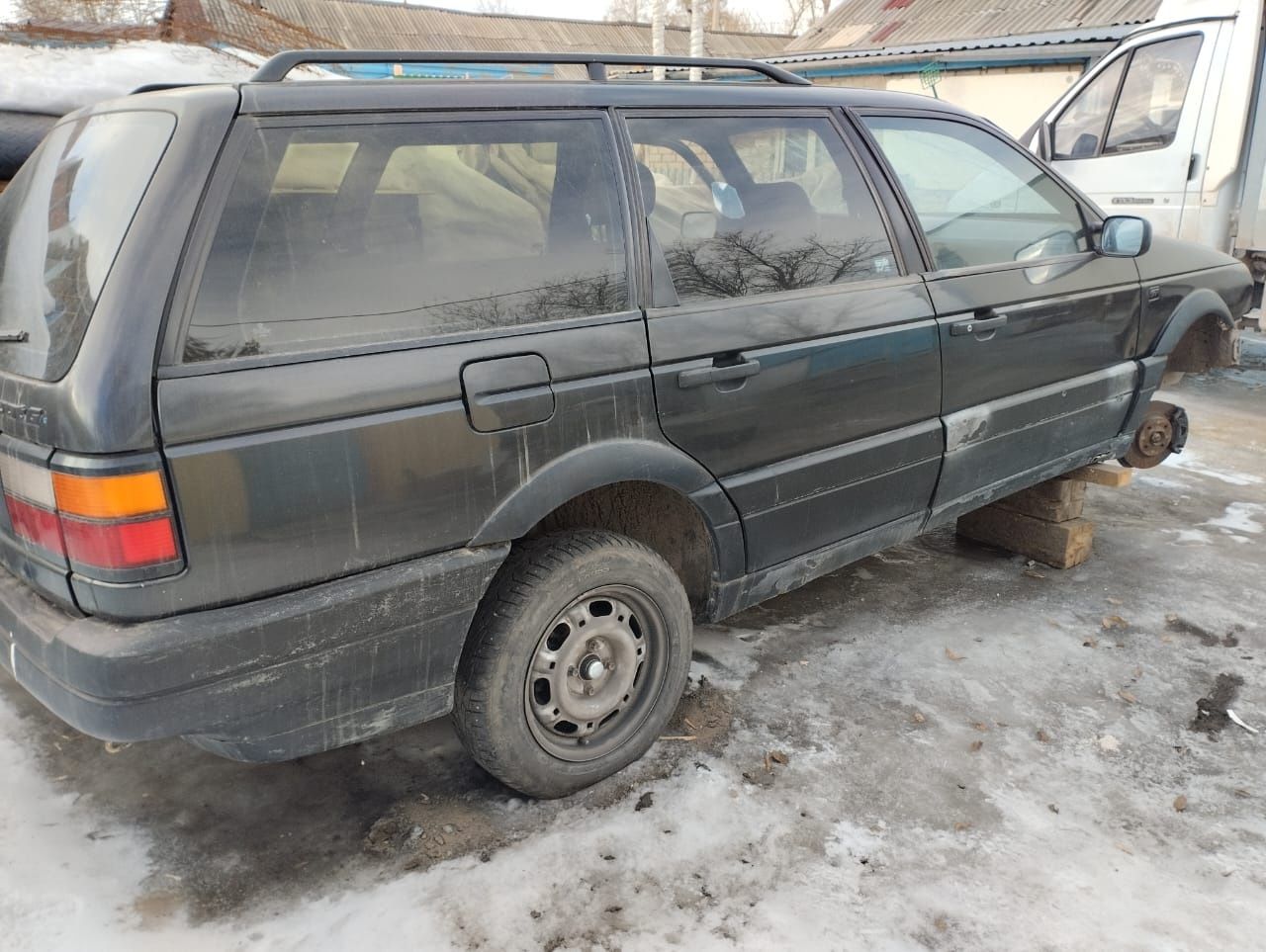 Продам пассат б3  универсал 1991 года (аварийная)