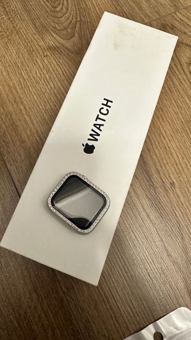 Apple Watch SE, Carcasa starlight, Aluminium 40 mm