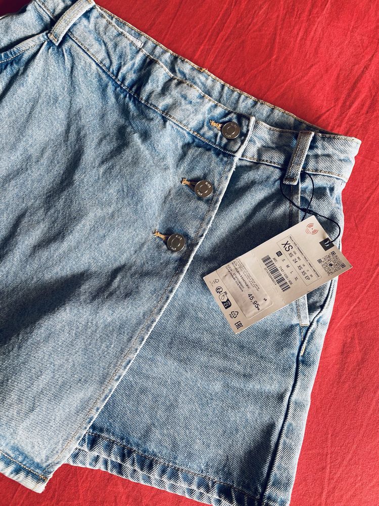 Пола панталон Zara с етикет